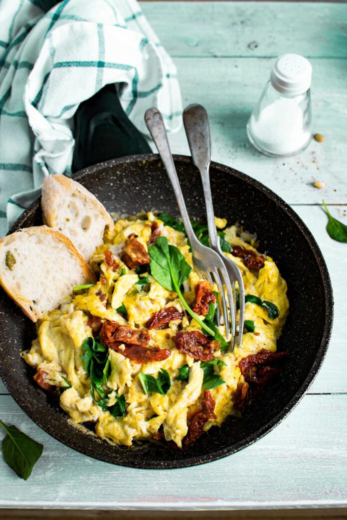 scrambled eggs with spinach