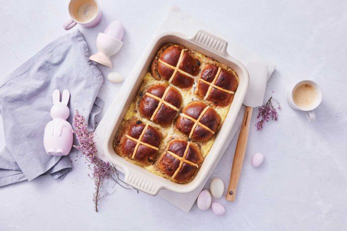 Oesterlicher Hot-Cross Bun Pudding