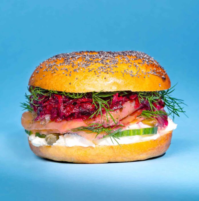 Gravlax Bagel with beetroot