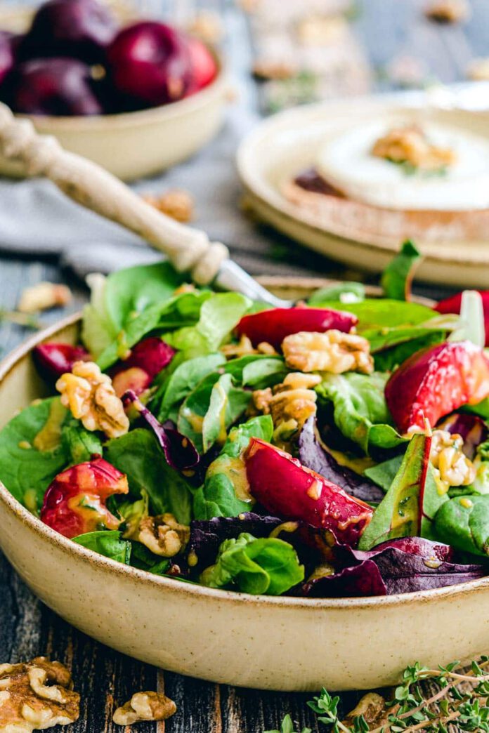 Salad with grilled plums and goat cheese toast