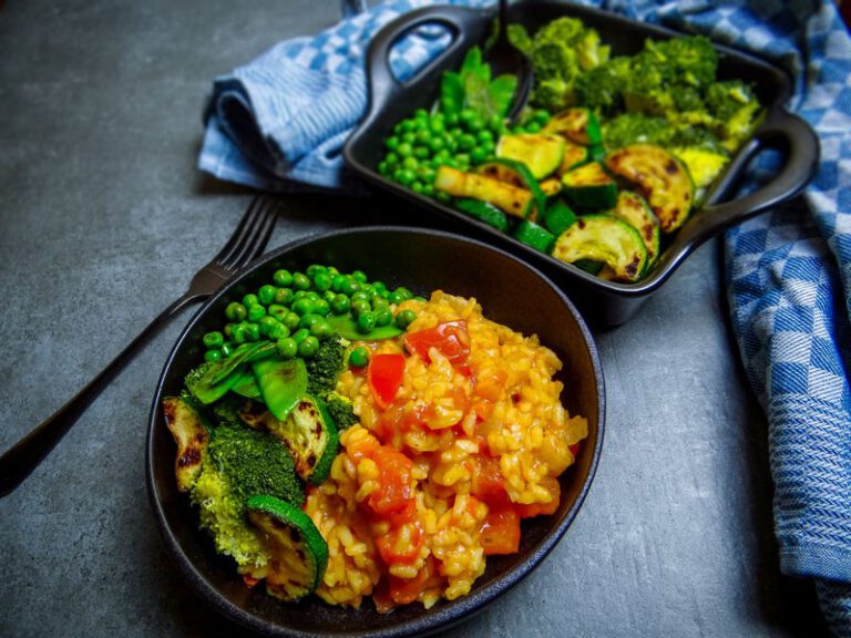 Tomato risotto with grilled greens
