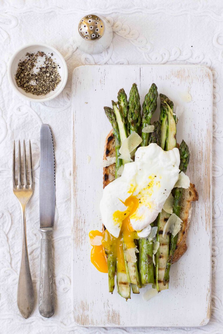 Gegrillter Spargel mit Parmesan und pochiertem Ei auf Röstbrot