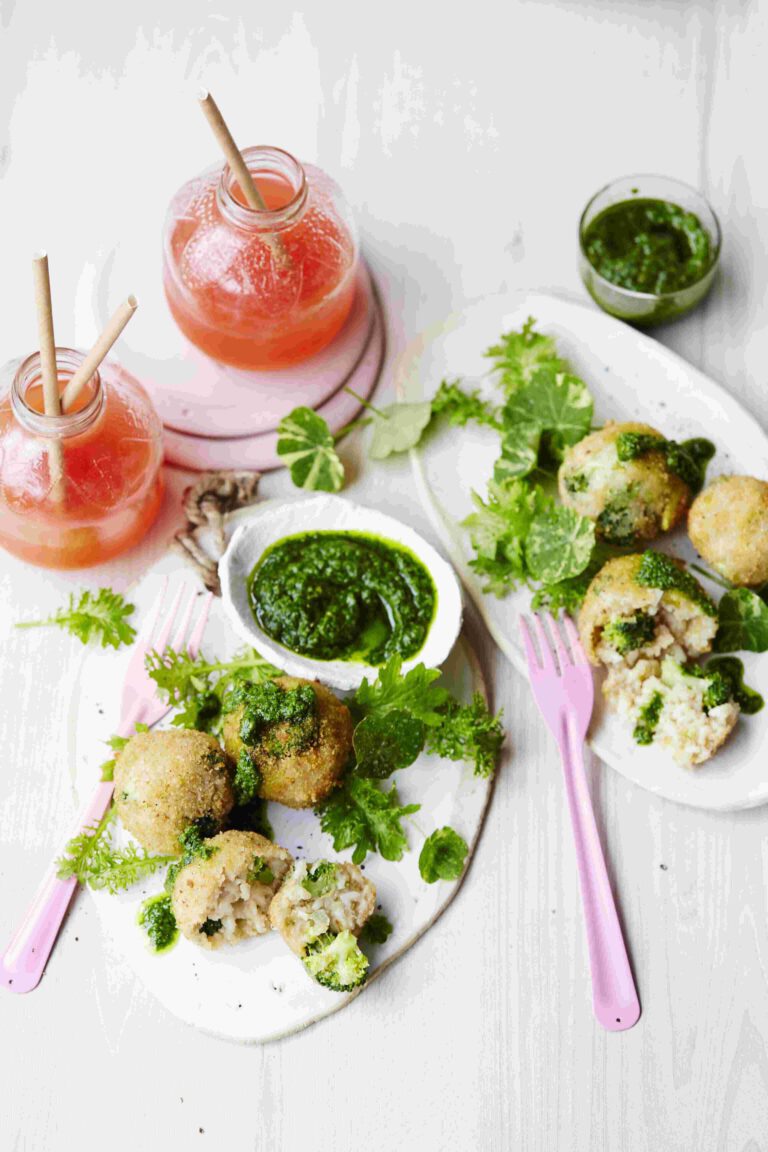 Brokkoli-Arancini mit Rucola-Mandel-Pesto