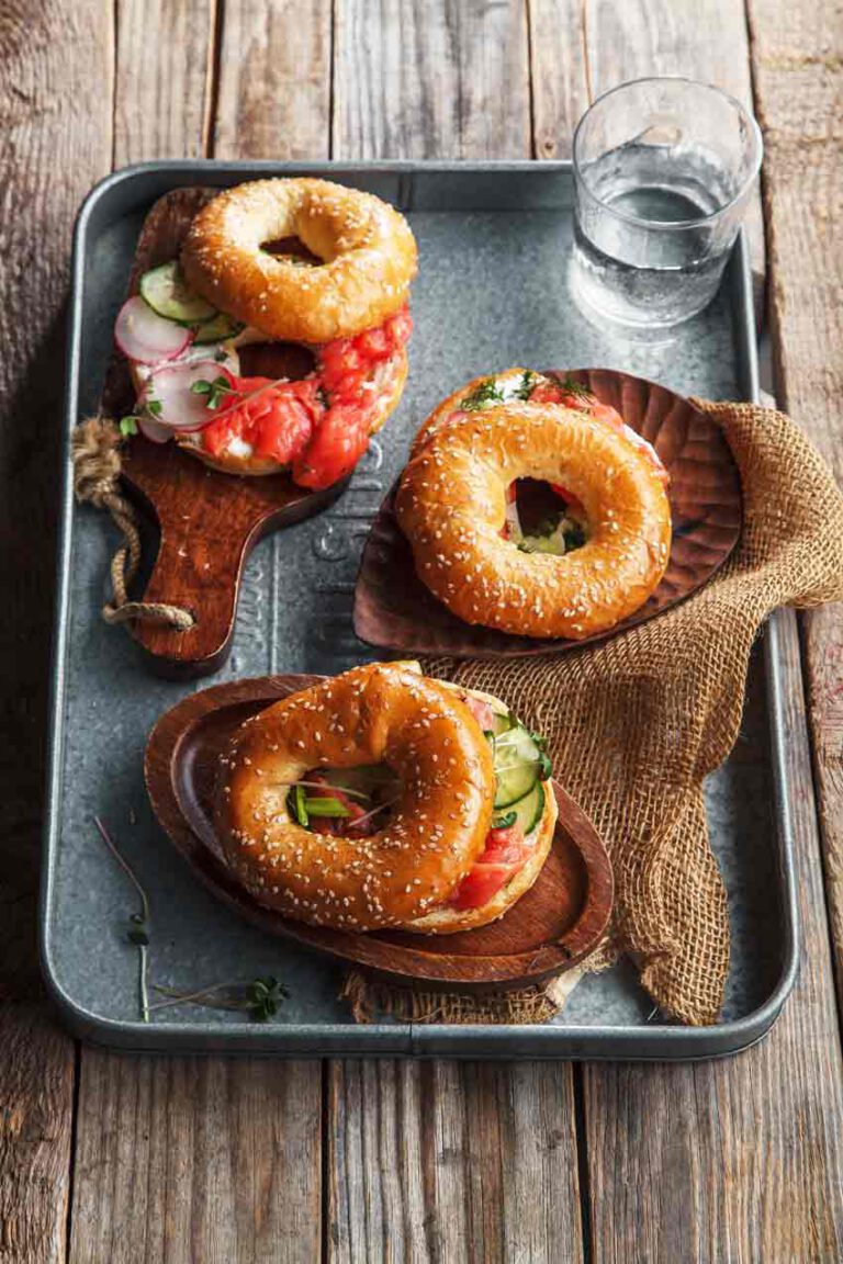 Bagel au saumon fumé, fromage à la crème aux herbes et radis