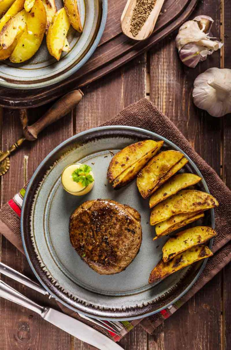 Steak au roquefort, pommes de terre au thym
