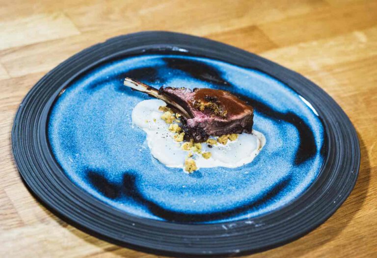 Rehrippen auf Jakobsmuschel- Carpaccio mit Crumble und Trüffelmayonnaise