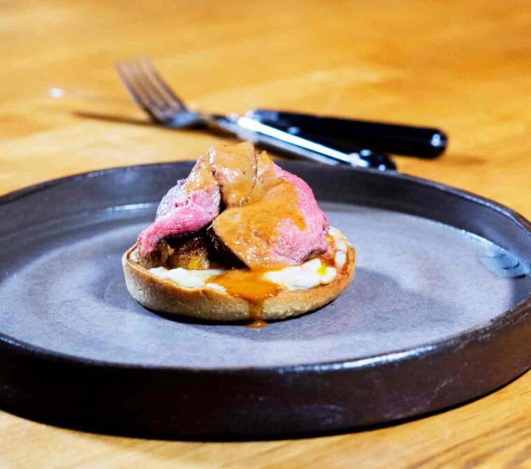 Tarte mit Pfifferlingen, Rehkeule und Blumenkohlpüree