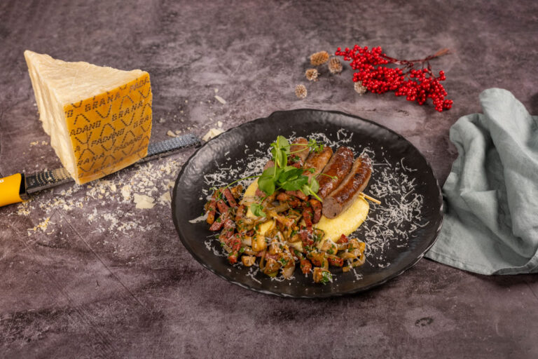 "Wäinzoossiss" sausage with Luxembourgish white wine, creamy polenta with Grana Padano, Grandma's garnish