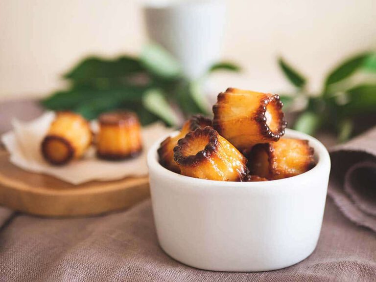 Cannelés mit Ziegenkäse, Pastis, Honig und Rosmarin