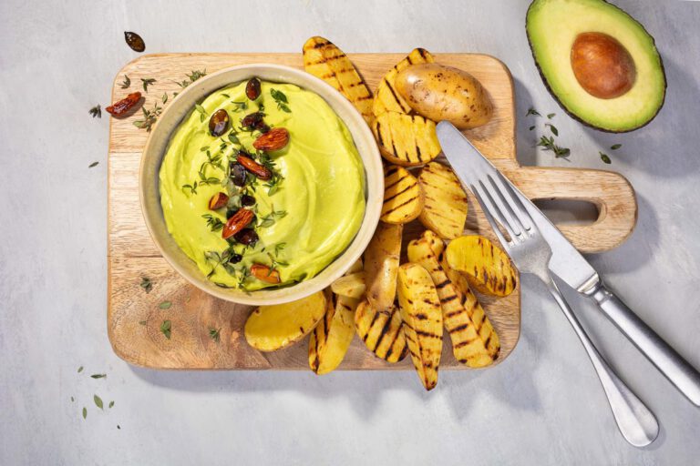 Avocado-Bohnen-Dip mit Grillkartoffeln
