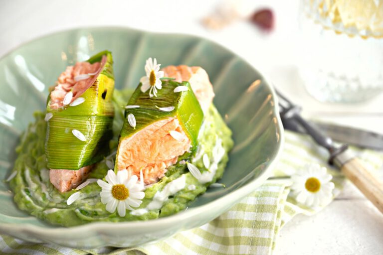Filet de saumon rôti enroulé de poireaux, avec petits pois et purée de pommes de terre
