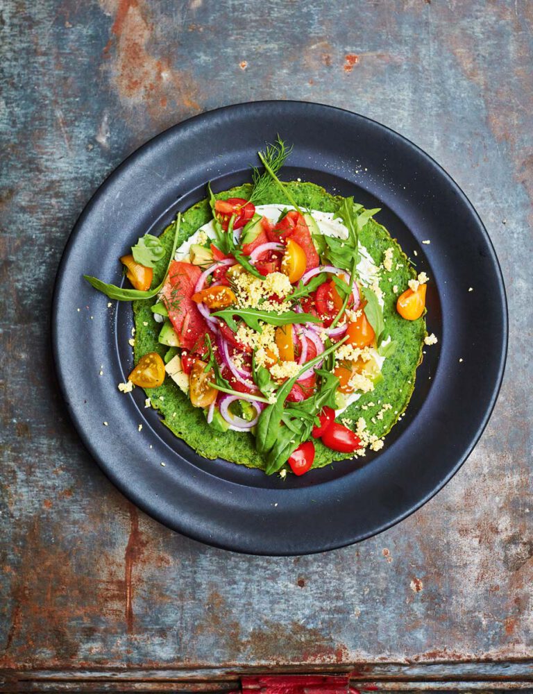 Crêpes aux épinards avec du fromage blanc, de l’avocat et du saumon fumé