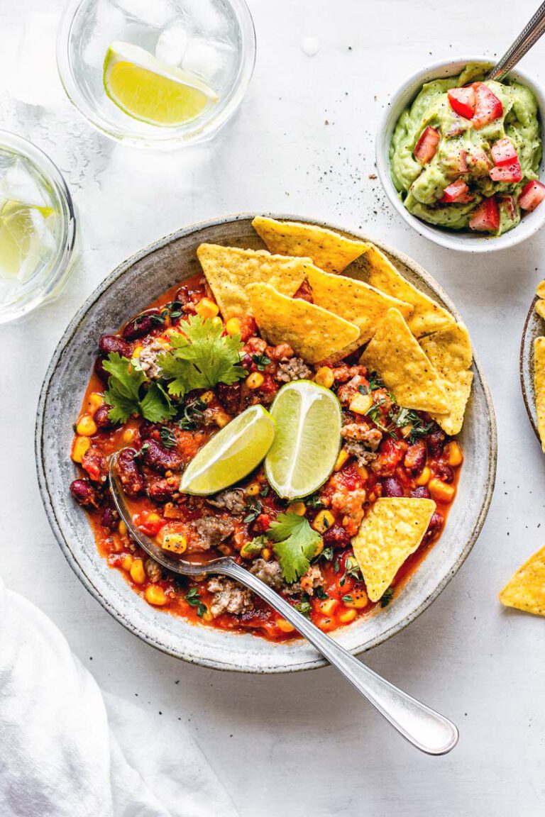 Chilli con carne with guacamole & tortilla chips