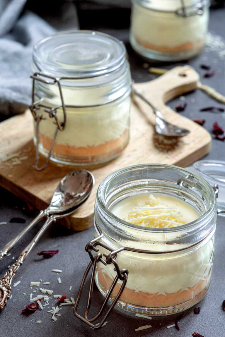 Weisse Schokoladenmousse mit Litschikompott