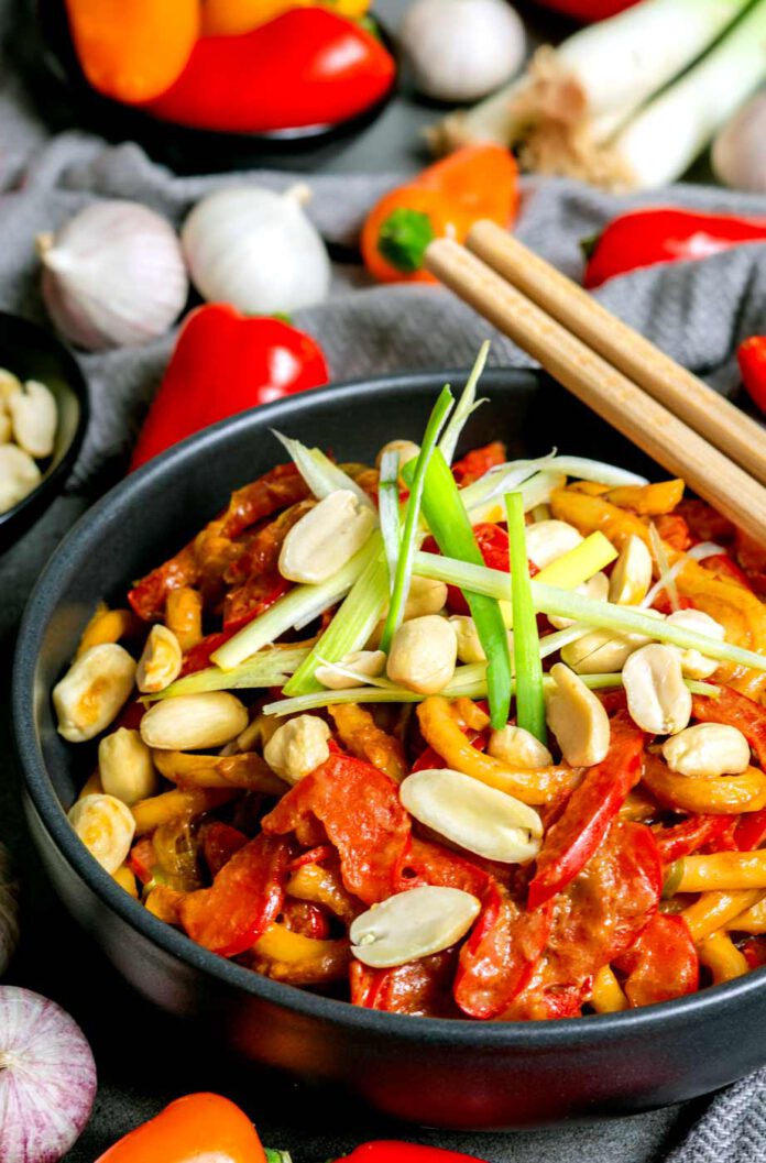 Erdnuss-Udon-Nudeln mit roten paprikaschoten