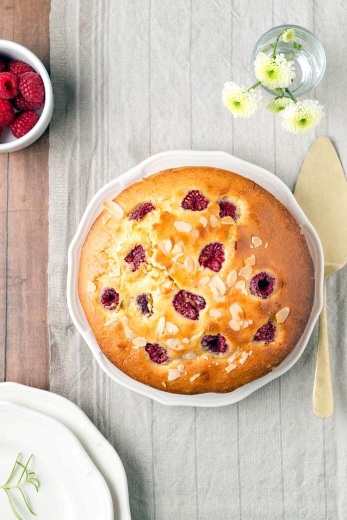 RASPBERRY-YOGHURT-CAKE