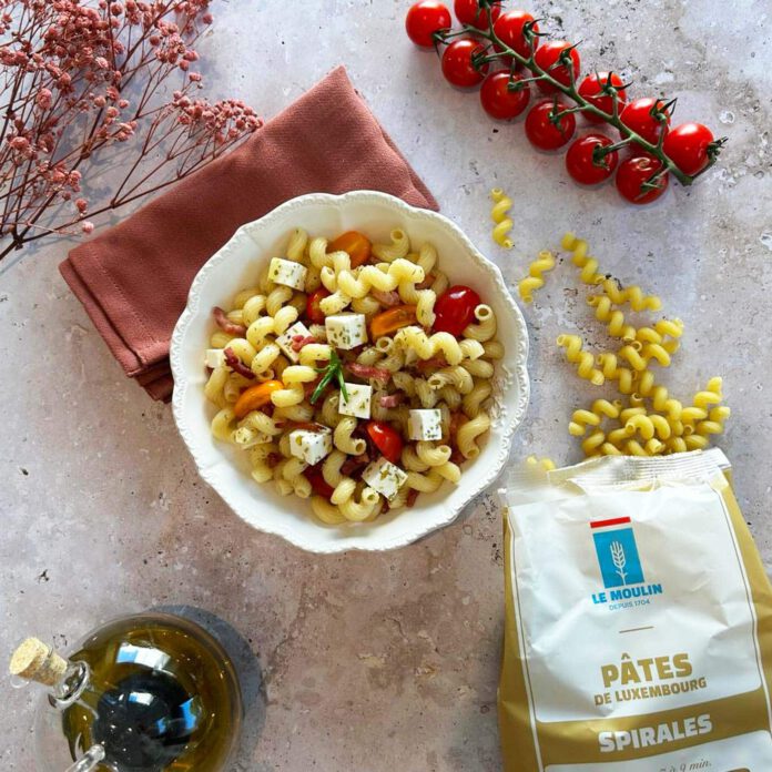 Pasta Salad with Feta Cheese, Tomatoes & Bacon