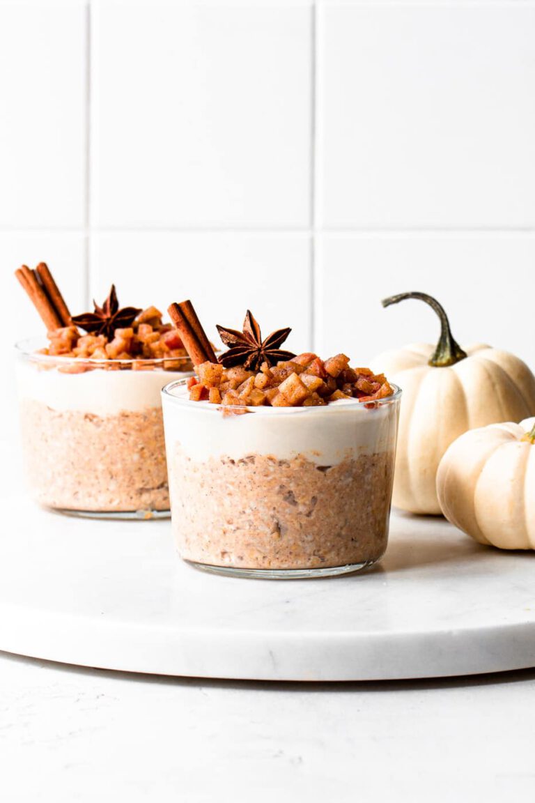 Pumpkin spice overnight oats with roasted apples 