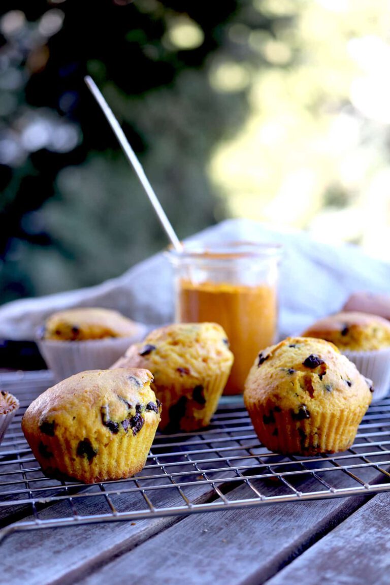 Muffins mit Kurkuma und dunkler Schokolade