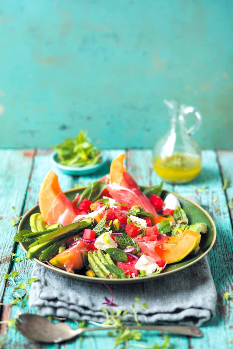 Fruchtiger Sommersalat mit Melone, Parmaschinken und Feta