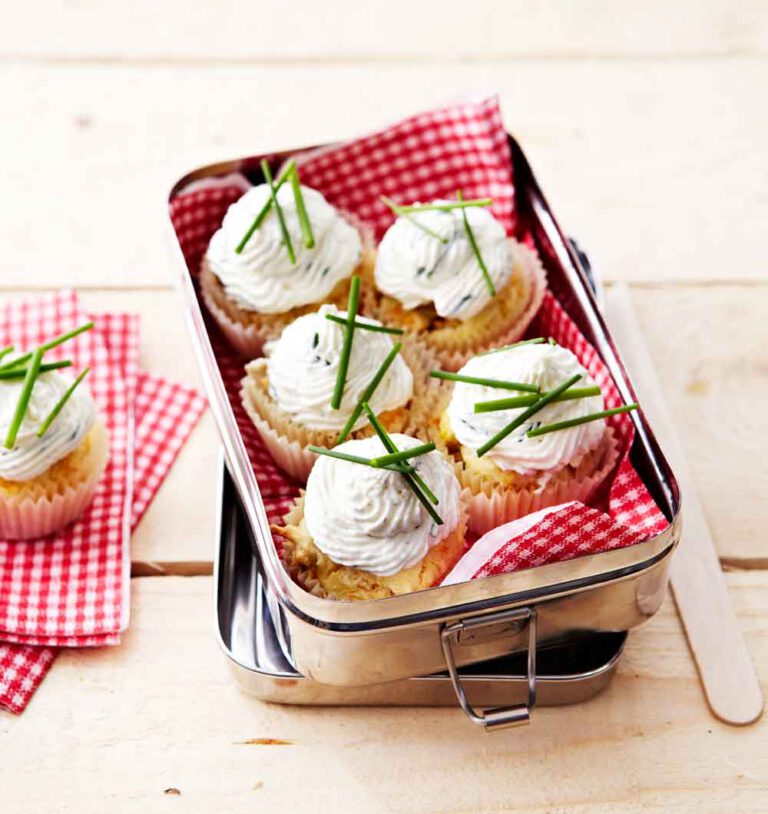 Appenzeller® Cupcakes mit sonnengetrockneten Tomaten und Basilikumcreme