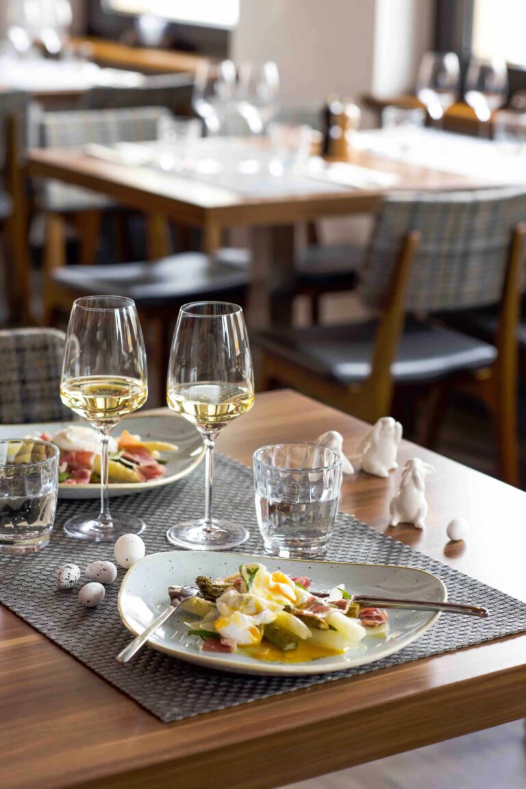 Duo aus Spargel, Weichen Ei, Ziegenkäse & Schinken