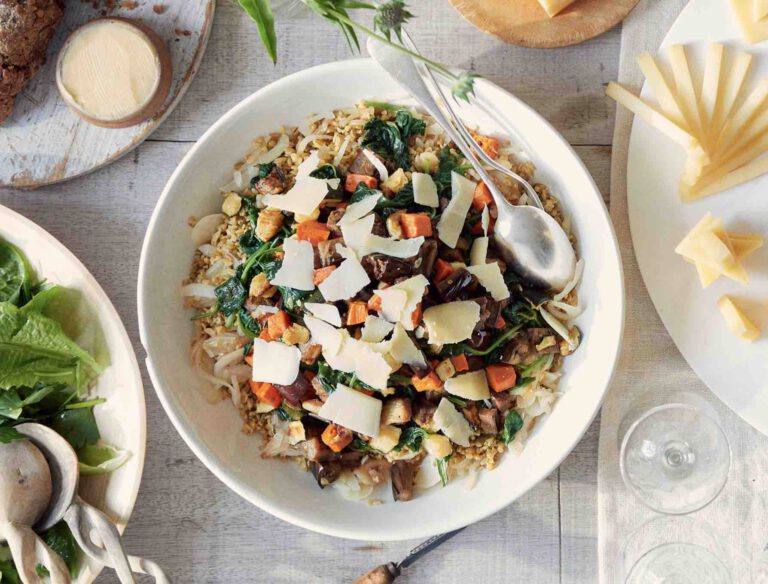 Freekeh mit Auberginen, Süßkartoffeln und Zucchini mit Gruyère-Chips AOP Réserve