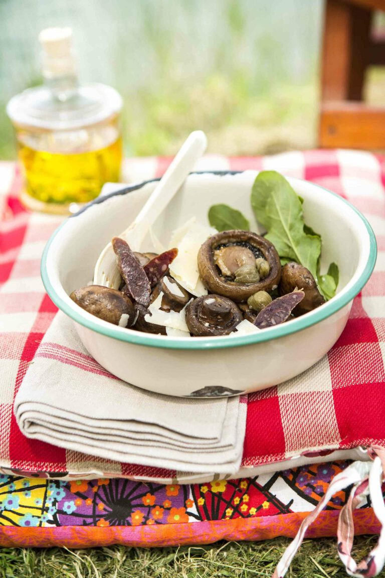 Salat von gegrillten Pilzen, Cabanossi und Gruyère