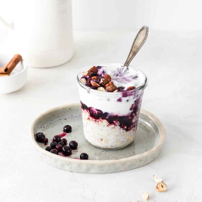 Overnight oats mit Heidelbeere in a jar