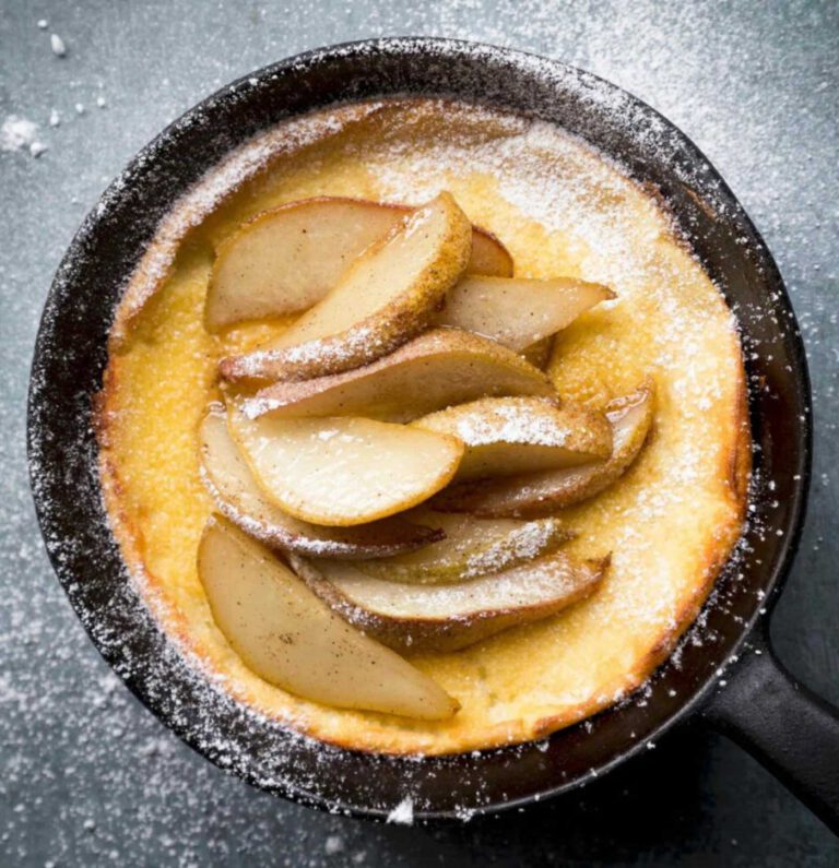 Pancakes with quark, pears and icing sugar