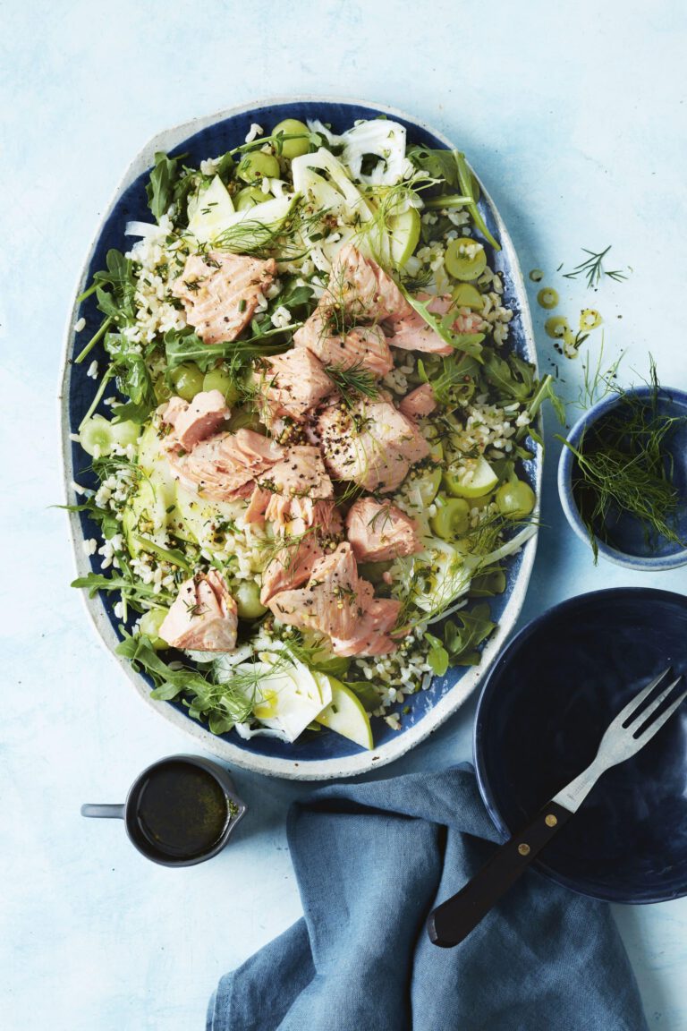 Naturreissalat mit Trauben & in Apfelwein Pochiertem Lachs