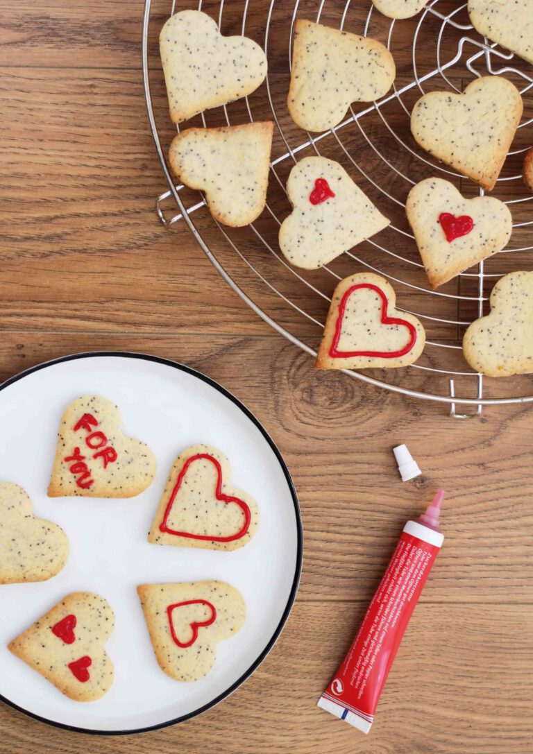 Cheesecake muffins with raspberry hearts