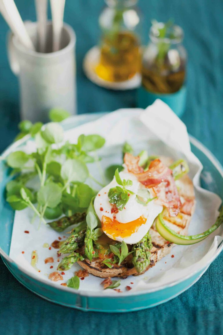 Crostini oeufs bénédicte avec asperges aux herbes