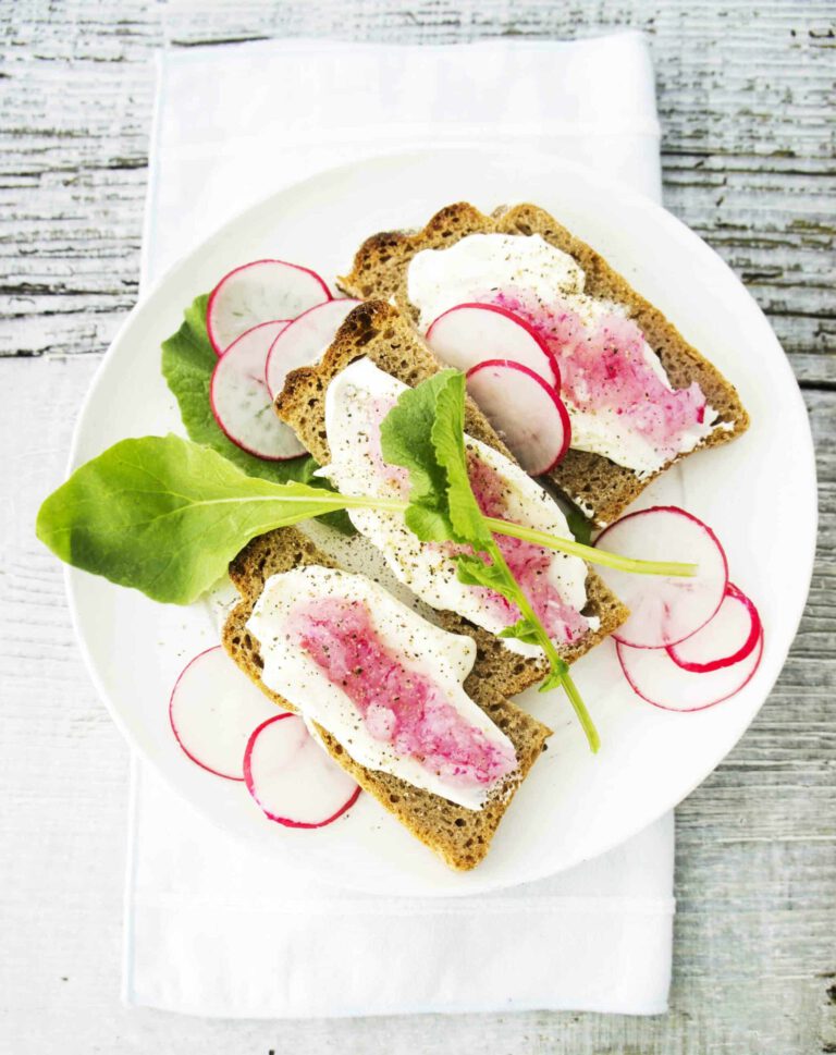 Brot mit Crème fraîche und geriebenen Radieschen