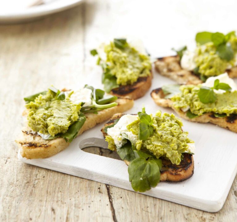 Saubohnen-Erbsen-Hummus mit Ziegenkäse-Bruschetta