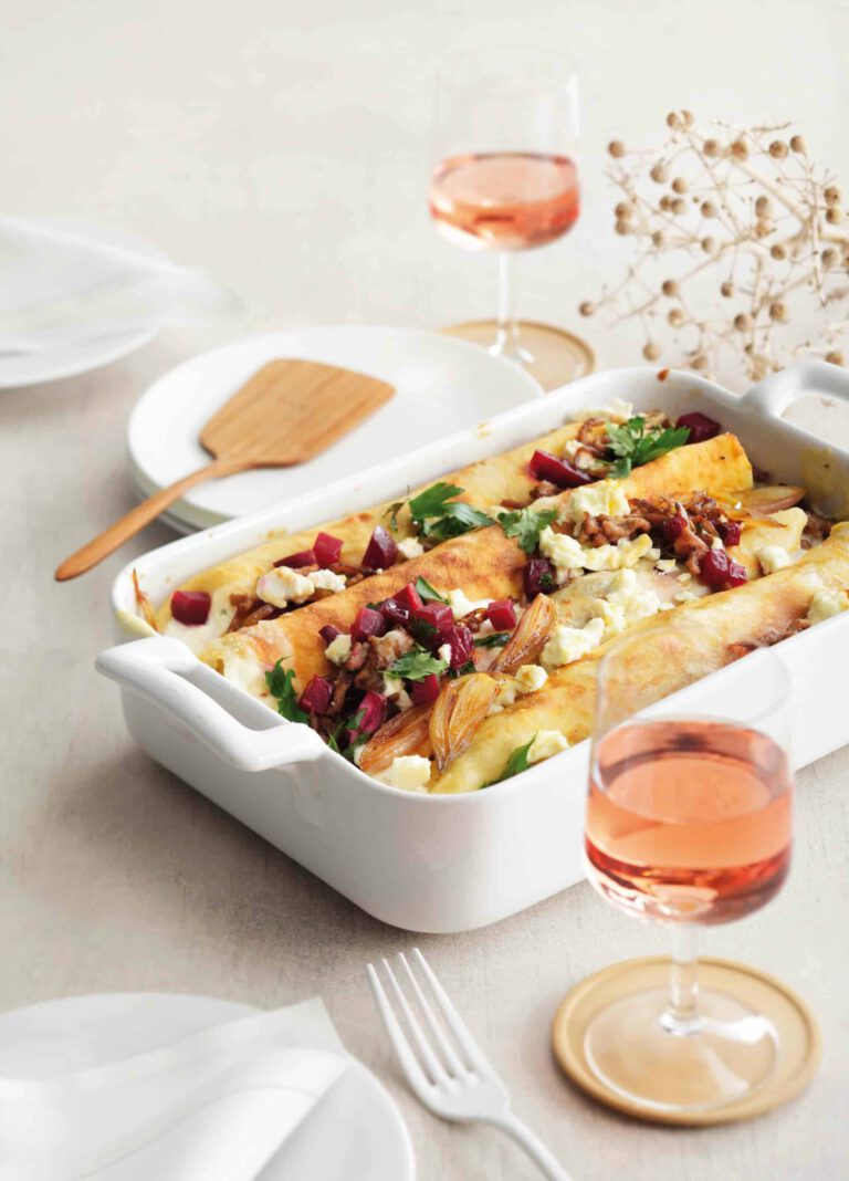 Crêpes farcies à la viande hachée, à la betterave et à la feta