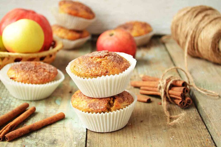 Cupcakes with apple and cinnamon