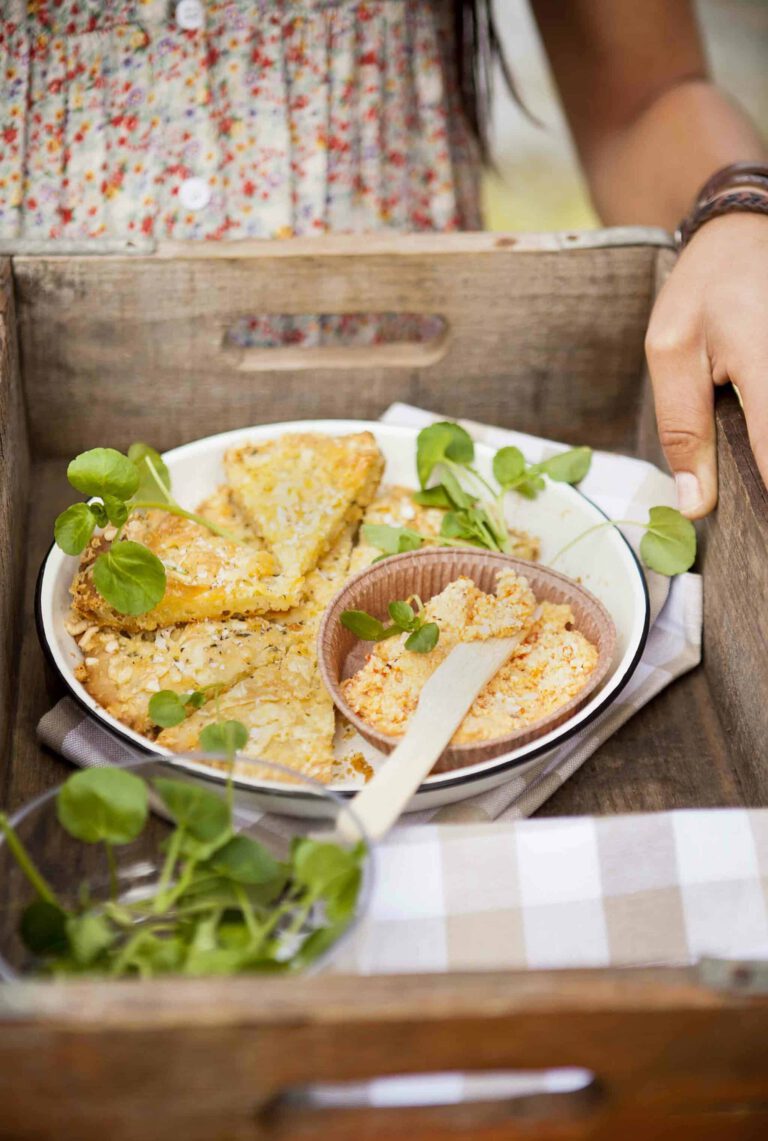 Cheddar- und Schnittlauch-Mürbegebäck mit cremigem Feta und pikantem Paprika
