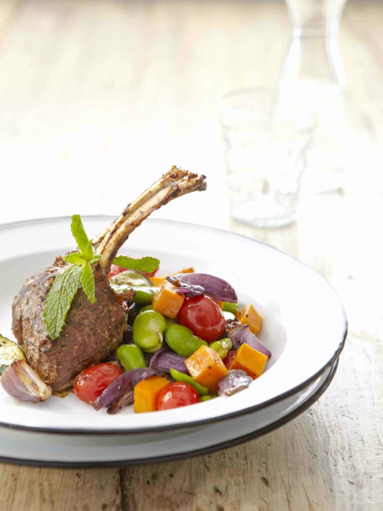 Lammkotelett mit Saubohnen und gebratenem Gemüse