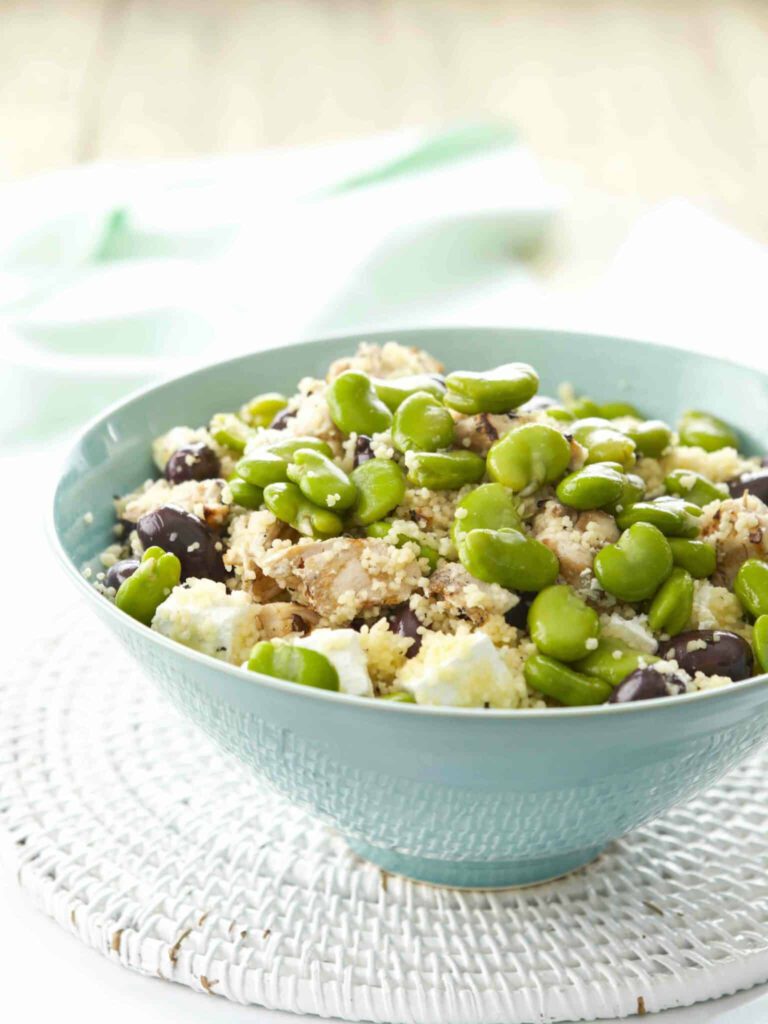 Minz-Huhn mit Saubohnen, Feta-Oliven-Couscous-Salat