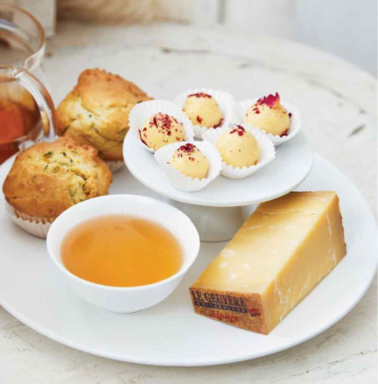 Muffins with Gruyère AOP classic & ciboulette