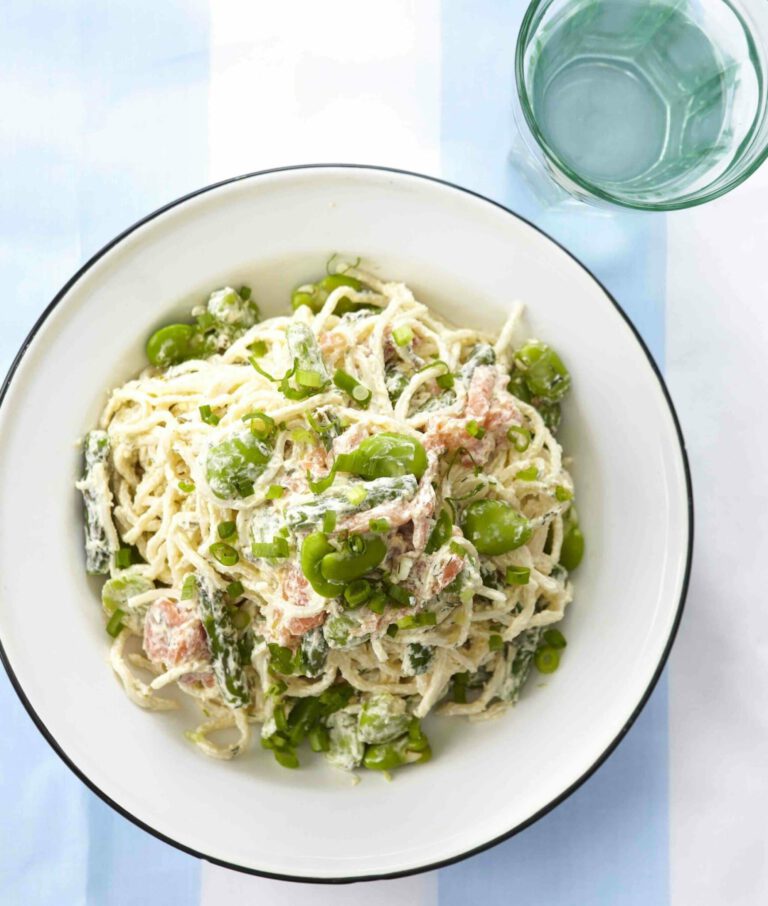 Pasta mit Saubohnen, Spargel und geräuchertem Lachs