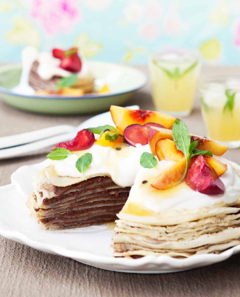 Ganache au chocolat & gâteau de crêpes au caramel avec des pêches