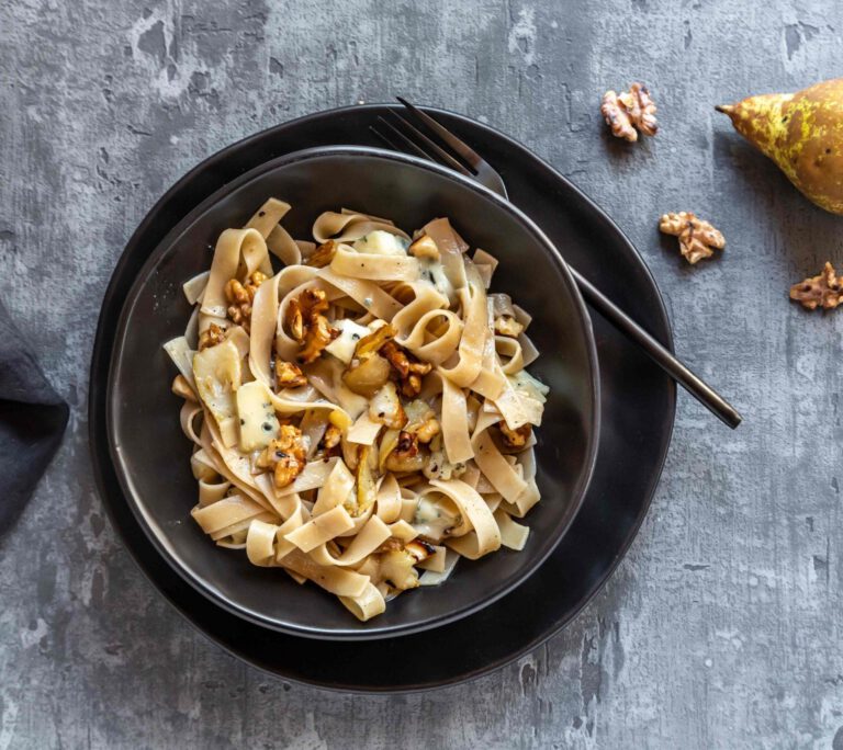 Nouilles d’épeautre aux poires balsamiques, gorgonzola, noix et noix de cajou (végétarien)