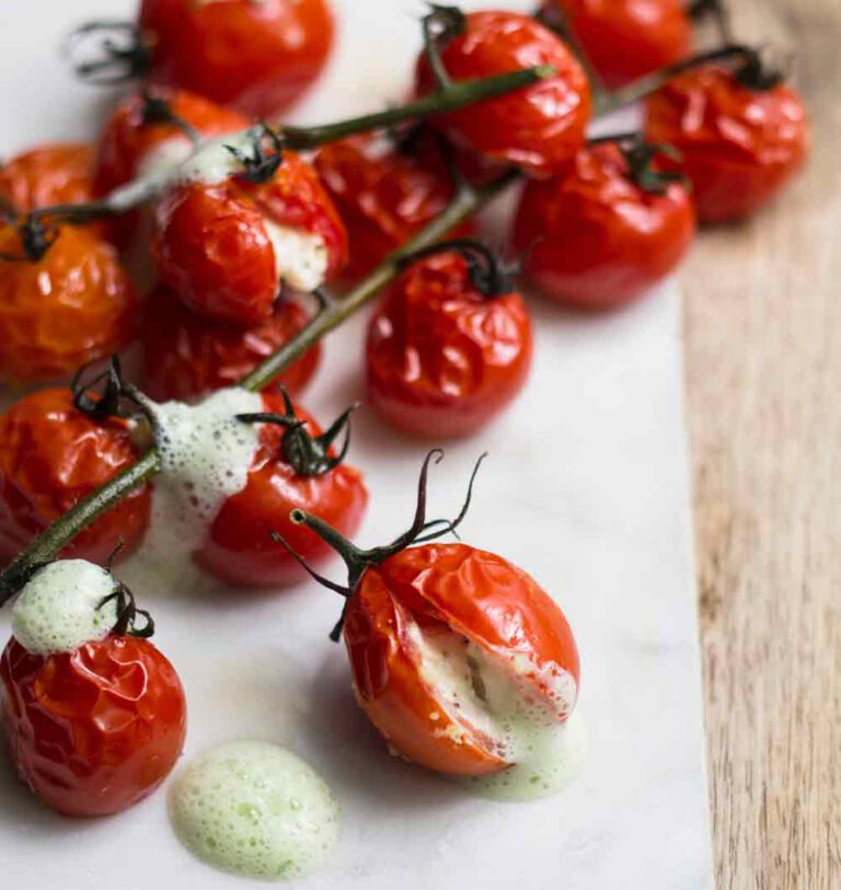 Strauchtomaten mit Ricotta- und Basilikumschaum