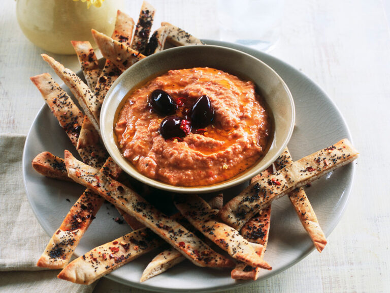 Houmous aux poivrons rouges et tomates avec bâtonnets de pita