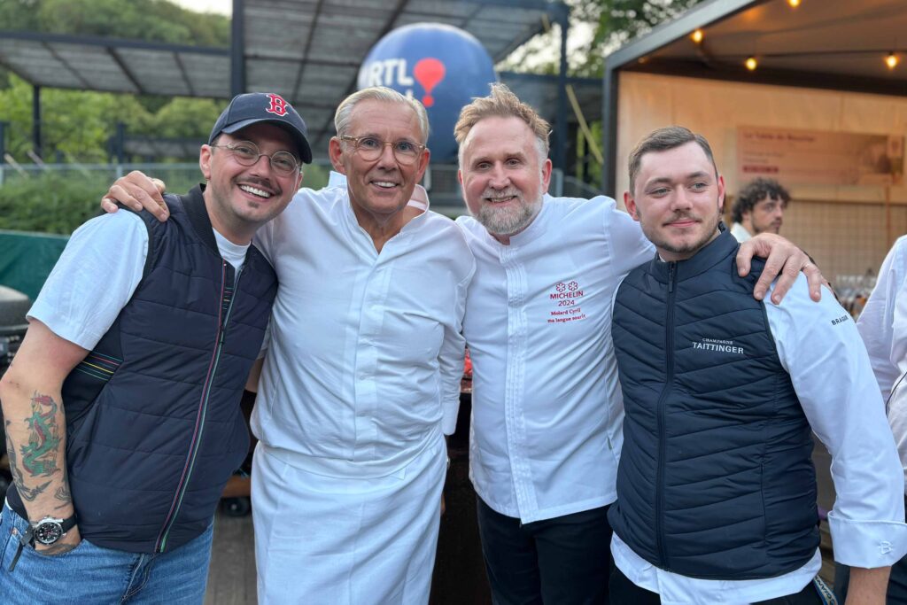Quatre hommes posant lors d'un événement culinaire.