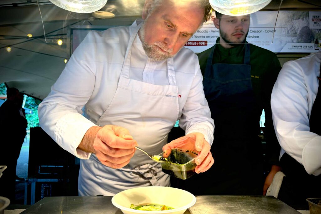 Koch bereitet Gourmetgericht in der Küche zu.
