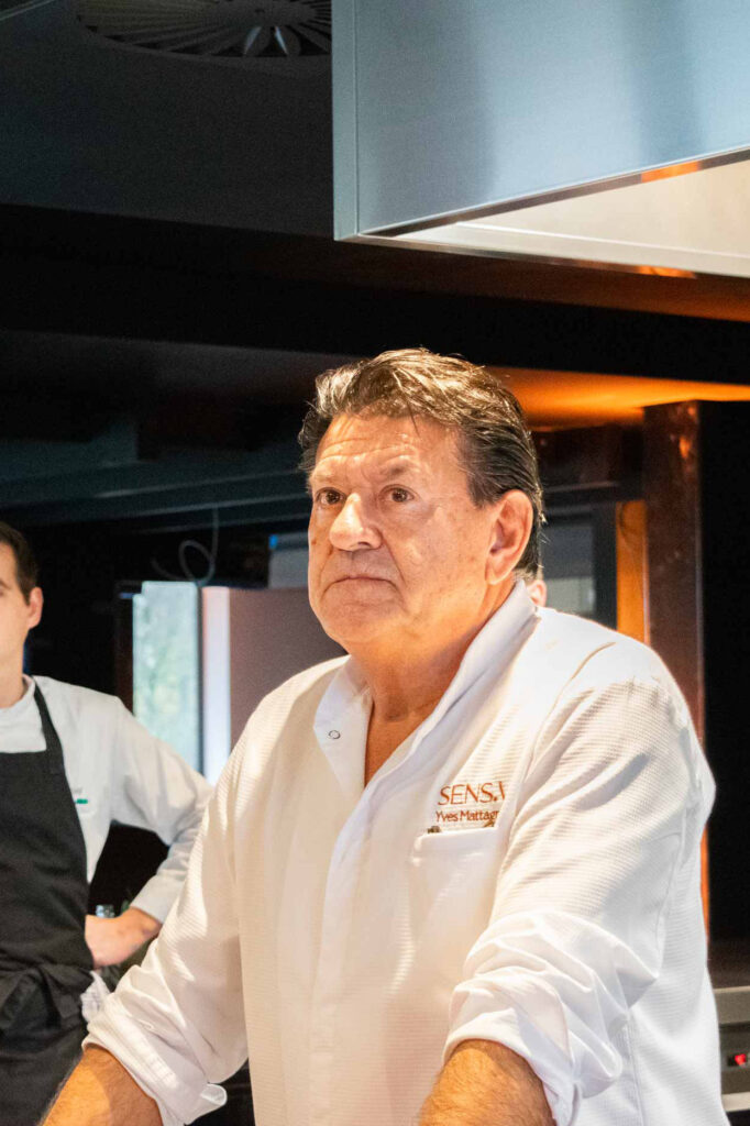 Chef en cuisine avec veste blanche professionnelle.