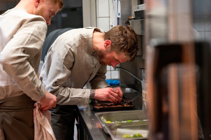 MA_LANGUE_SOURIT_6HANDS_MD_45